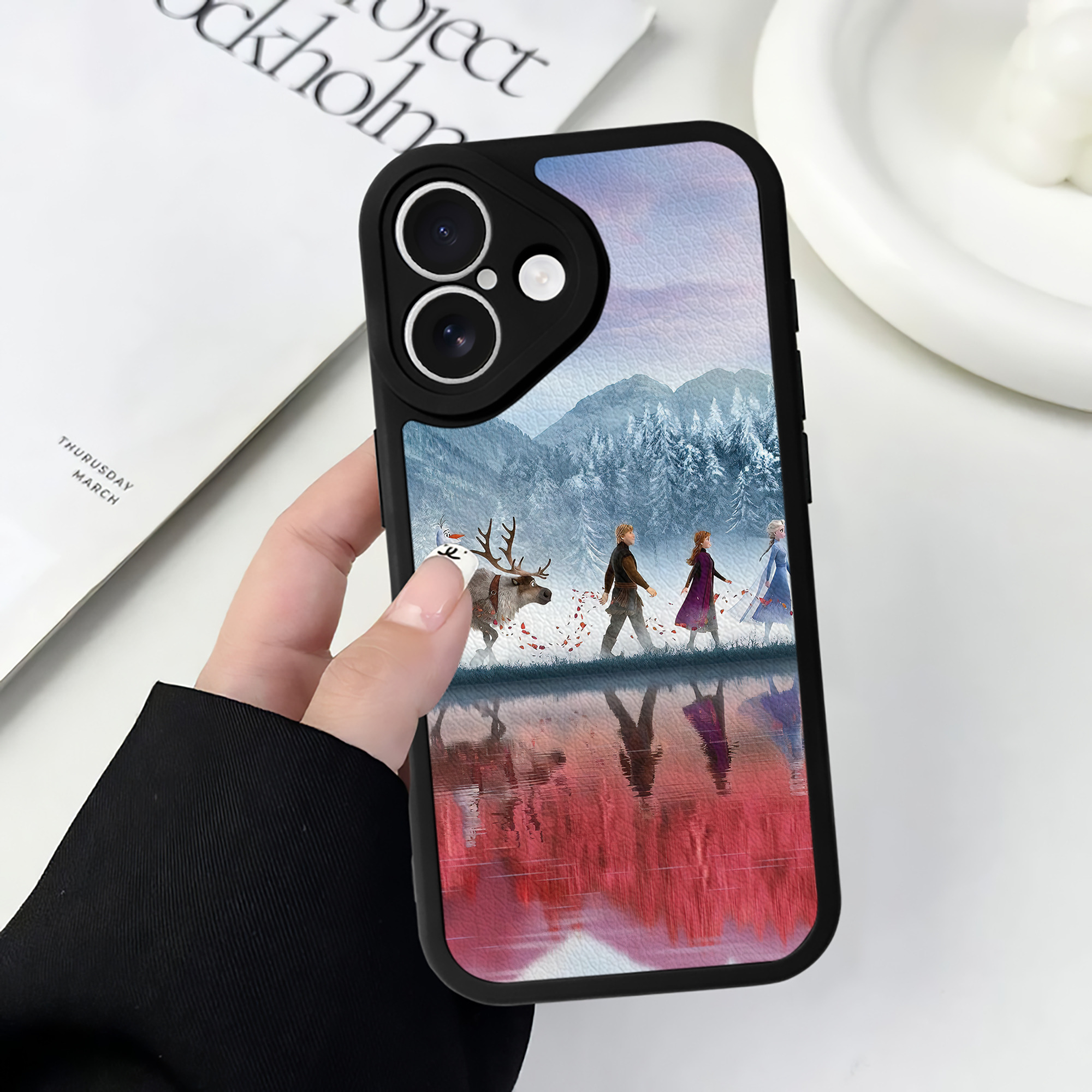 （画像用） アナと雪の女王 アンナ エルサ Frozen Anna Elsa 【iPhone 16シリーズ対応】シリコンスマホケース（レザー調） 材質：シリコン